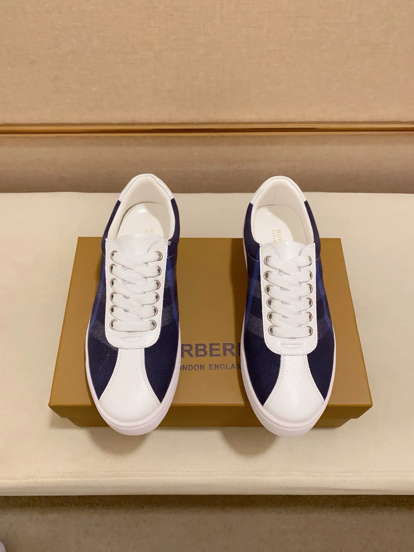 Men's shoes 💰: 400💰🥳◾️▫️The new Burberry men's classic low-top sneakers are reinterpreted with Vintage retro plaid cotton material and calfskin, decorated with a new brand logo. First-layer sheepskin lining, embossed Burberry logo on the heel, and original TPU outsole! Code number: 38-44. Can be customized45